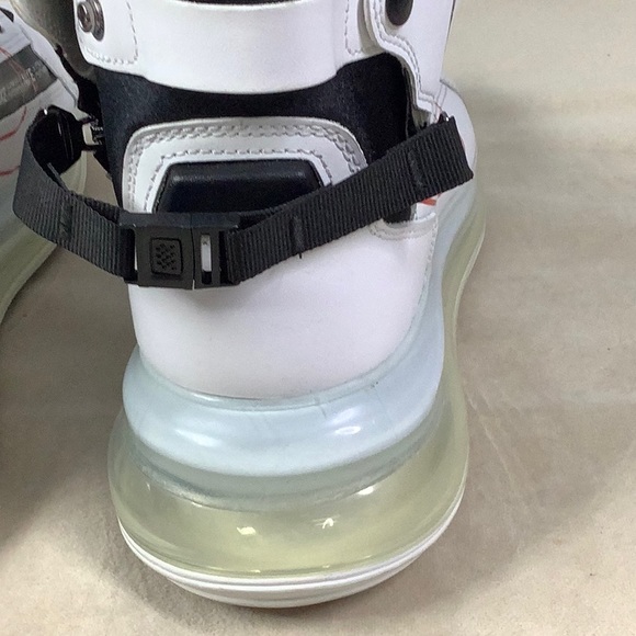 The Nike Air Max 720 Saturn White Black Red Sz 11 - Picture 12 of 15